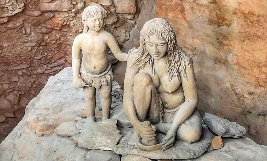 Statues at Rock Shelter, Bhimbetka, Madhya Pradesh