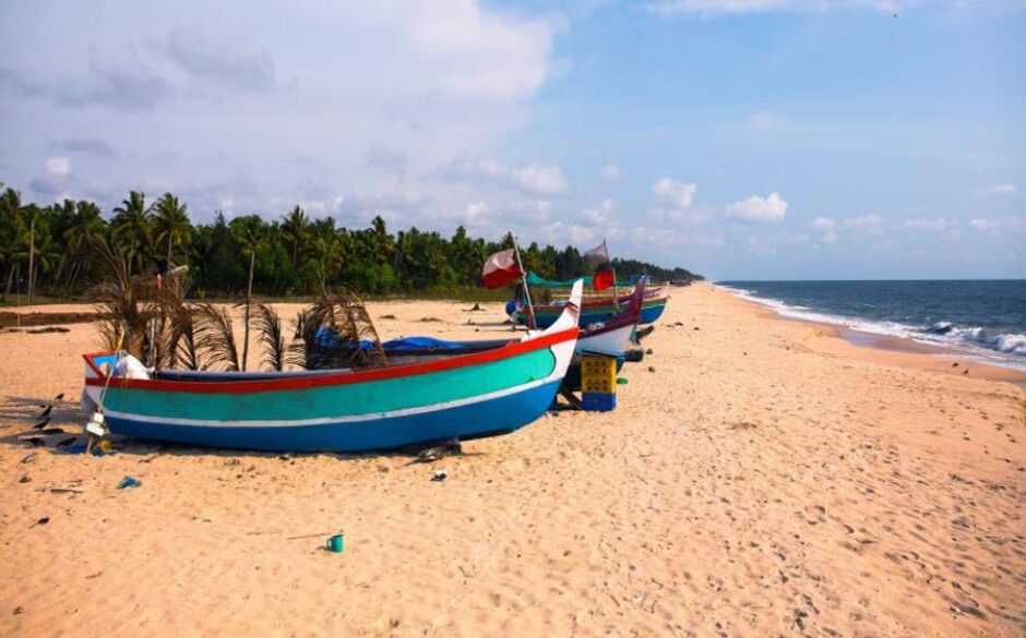 India with Teenagers boats