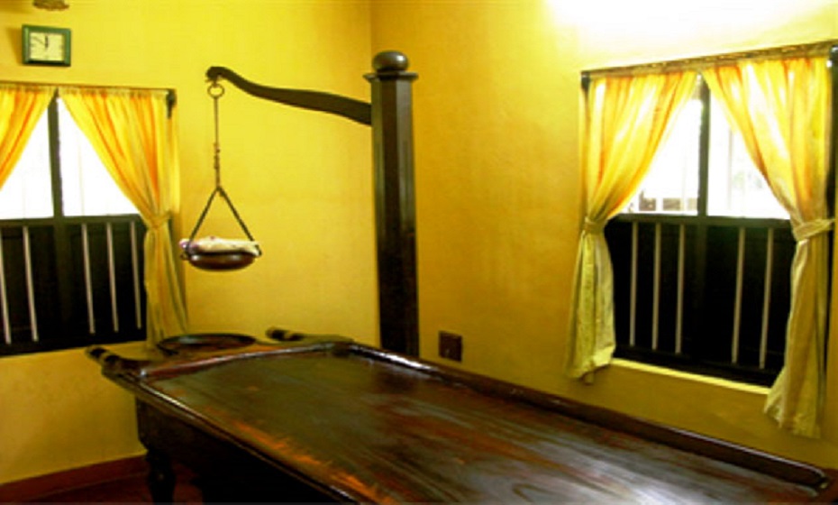 Yellow treatment room at Harivihar