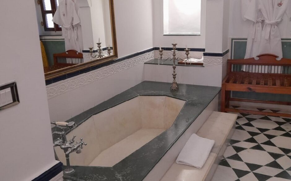 -Maharaja bath at the Samode Haveli